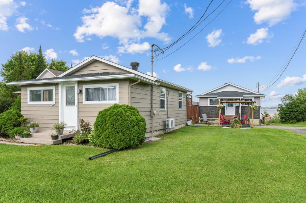 Une occasion en or! Deux jolies maisons au bord de l'eau vendues ensemble à moins de 520 000 $ 