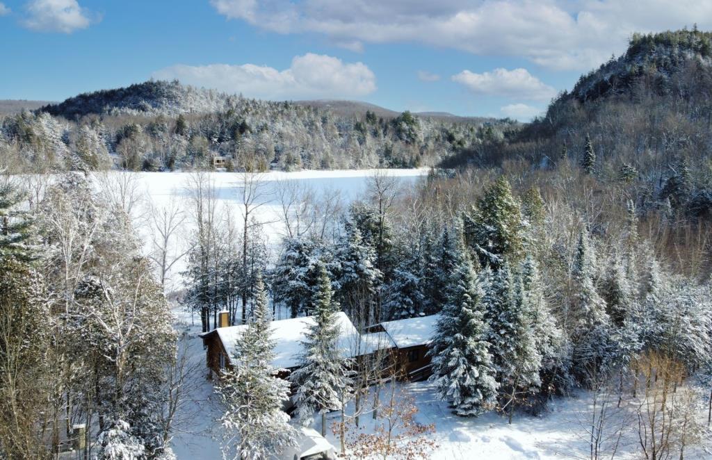 Confort, détente et sérénité vous attendent dans ce cocon douillet en rondins en bordure d'un lac écologique