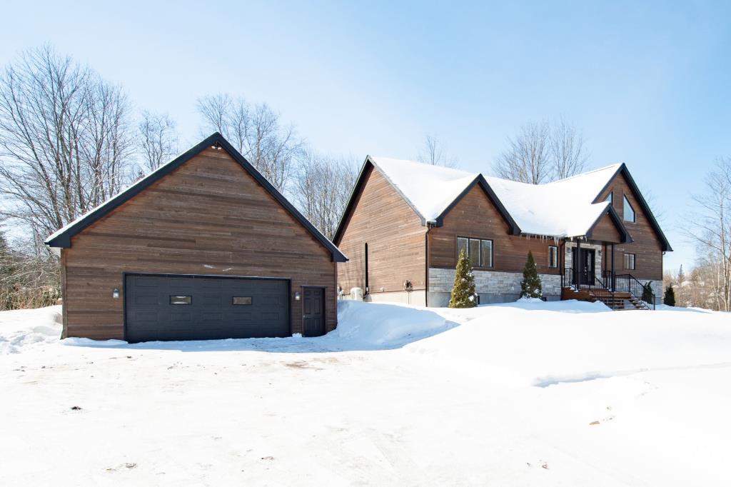 Magnifique décor, espace à profusion, terrain boisé de 69 190 pi², cour de rêve: une maison géniale pour une famille!