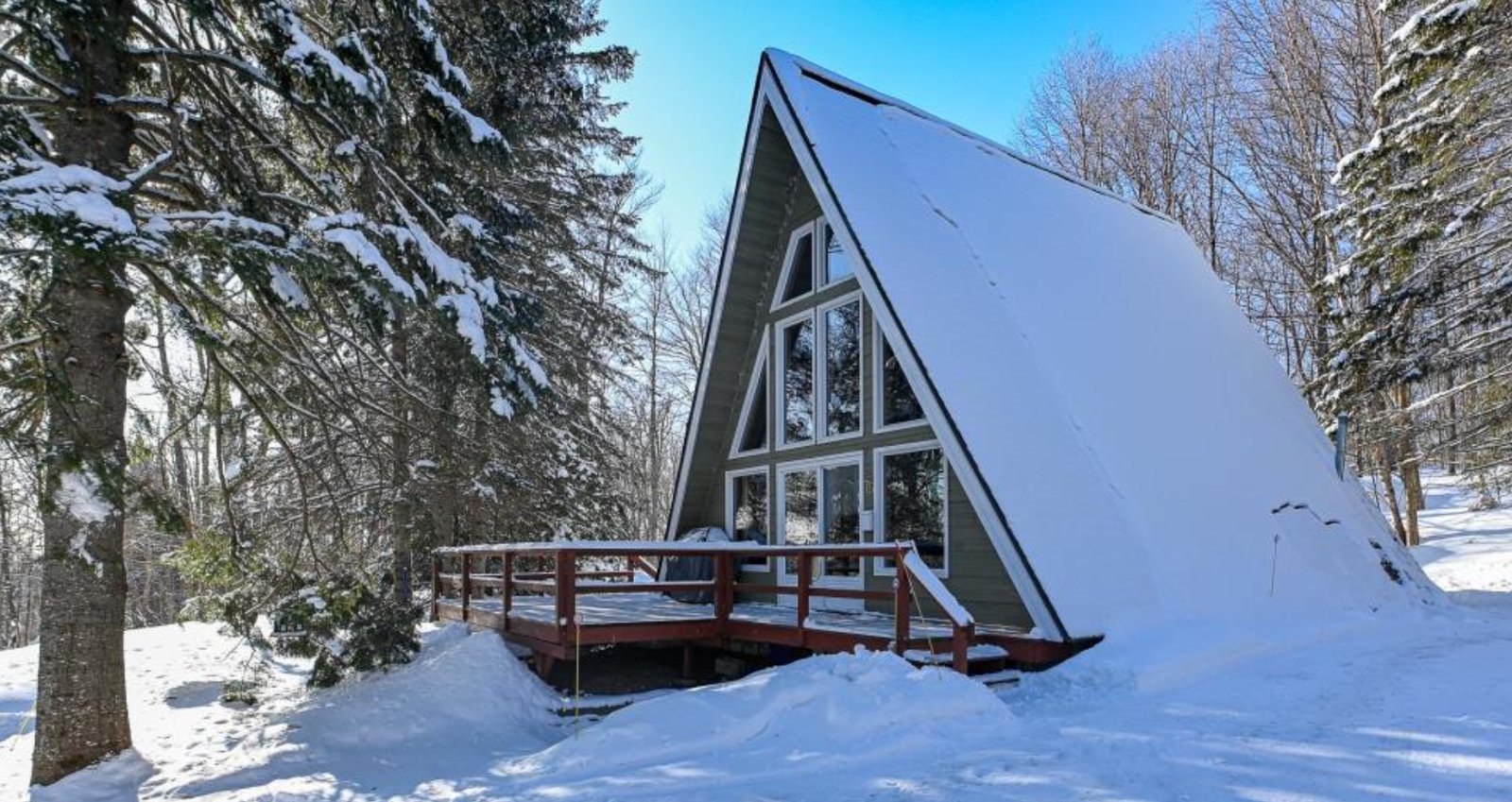 Ce petit chalet près de deux lacs au coeur de la nature n'attend que vous