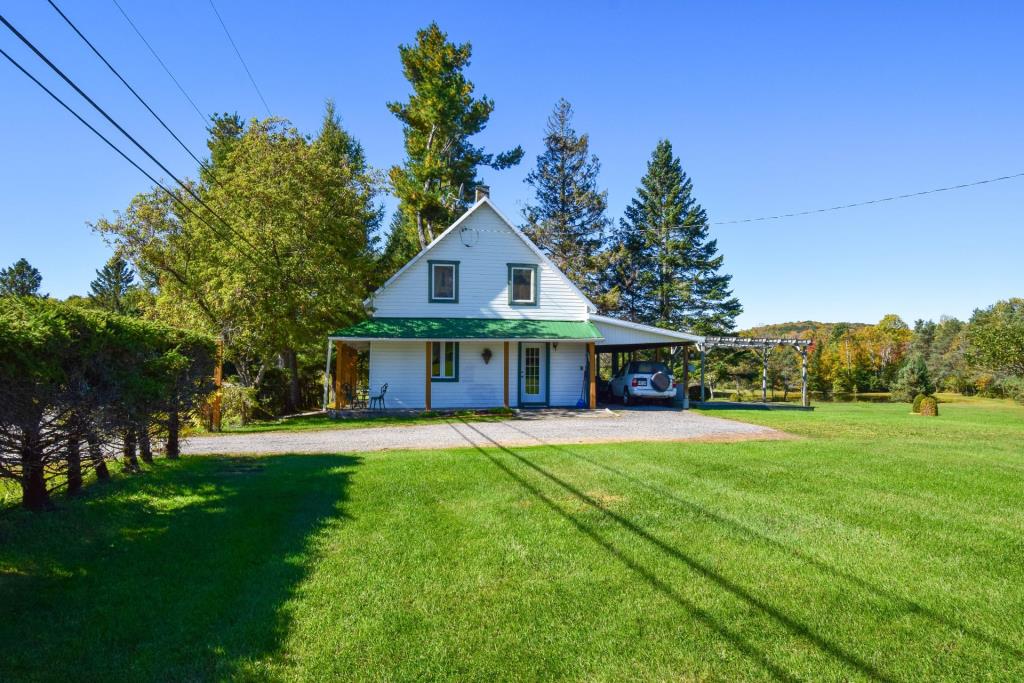 Adorable centenaire à 199 000$ sise sur un terrain de 43 560 pi² adossé à un club de golf