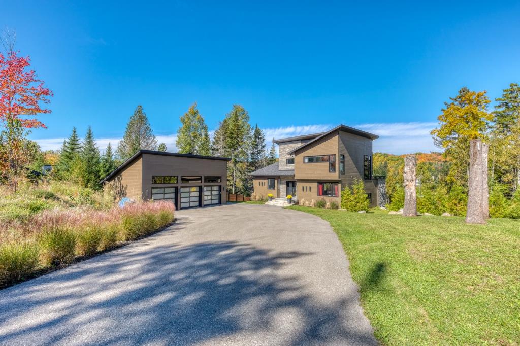 Somptueuse propriété contemporaine meublée, directement en bordure d'un lac reconnu pour son eau claire