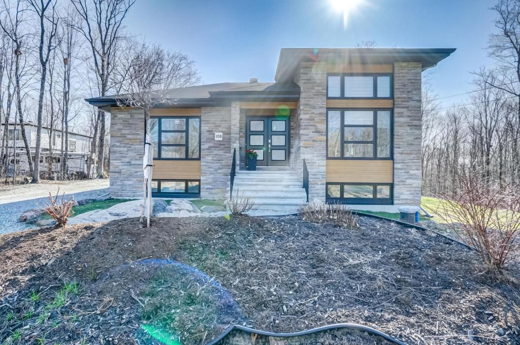 Superbe plain-pied de 5 chambres, à concept ouvert, très éclairé et avec un boisé comme voisin arrière