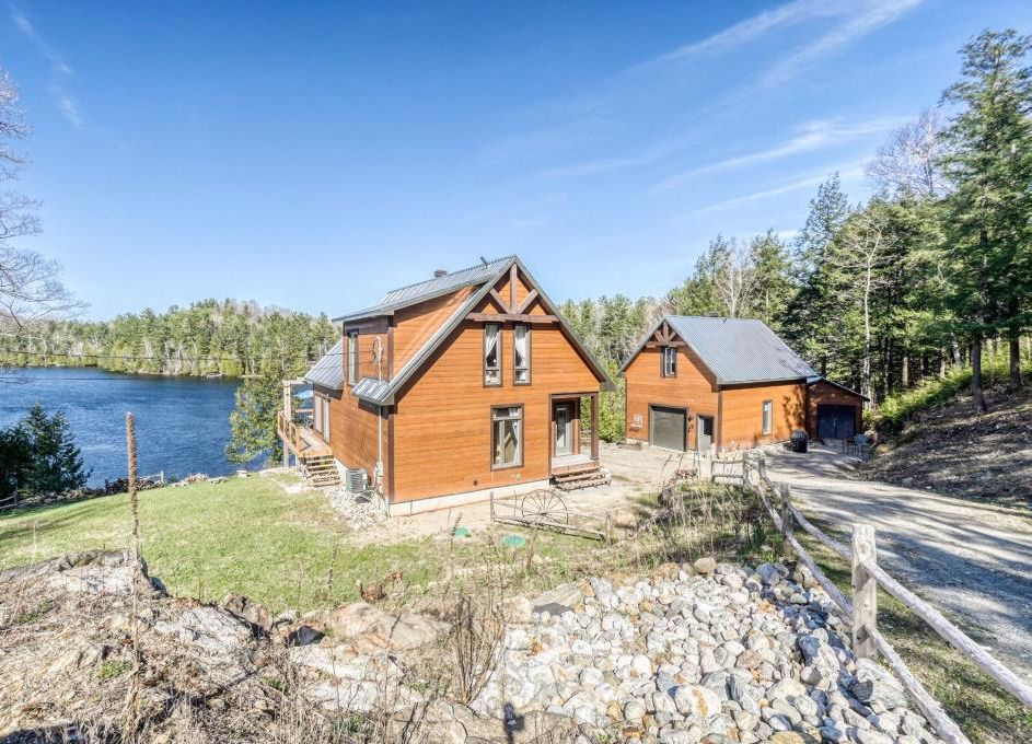 Intérieur unique, panorama enchanteur, accès direct au lac: une propriété coup de cœur à découvrir