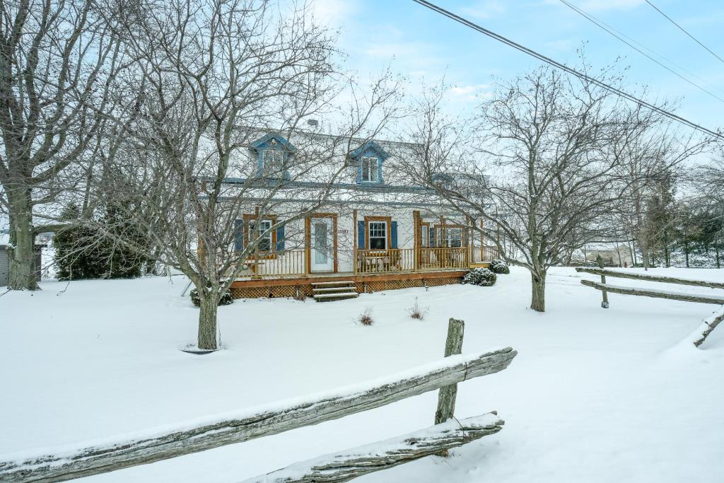 Optez pour la campagne tout près de la ville dans ce spacieux cottage champêtre bordé par une rivière