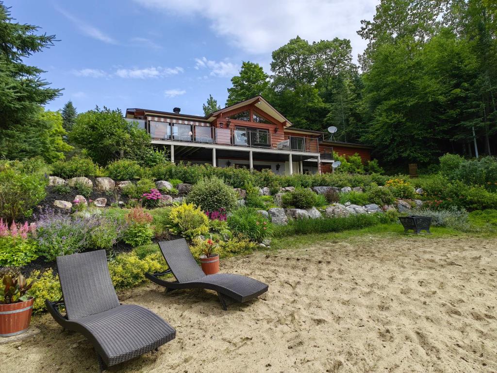 Charmante demeure avec vue panoramique sur le lac et magnifique plage de sable privée