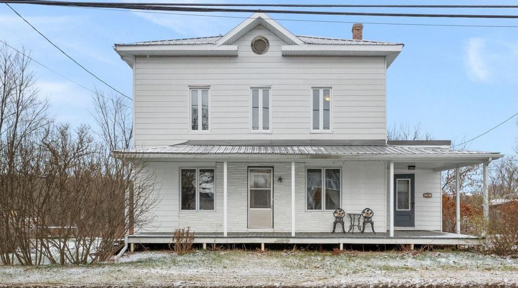 Belle maison d'époque au bord de l'eau à vendre pour 249 900 $