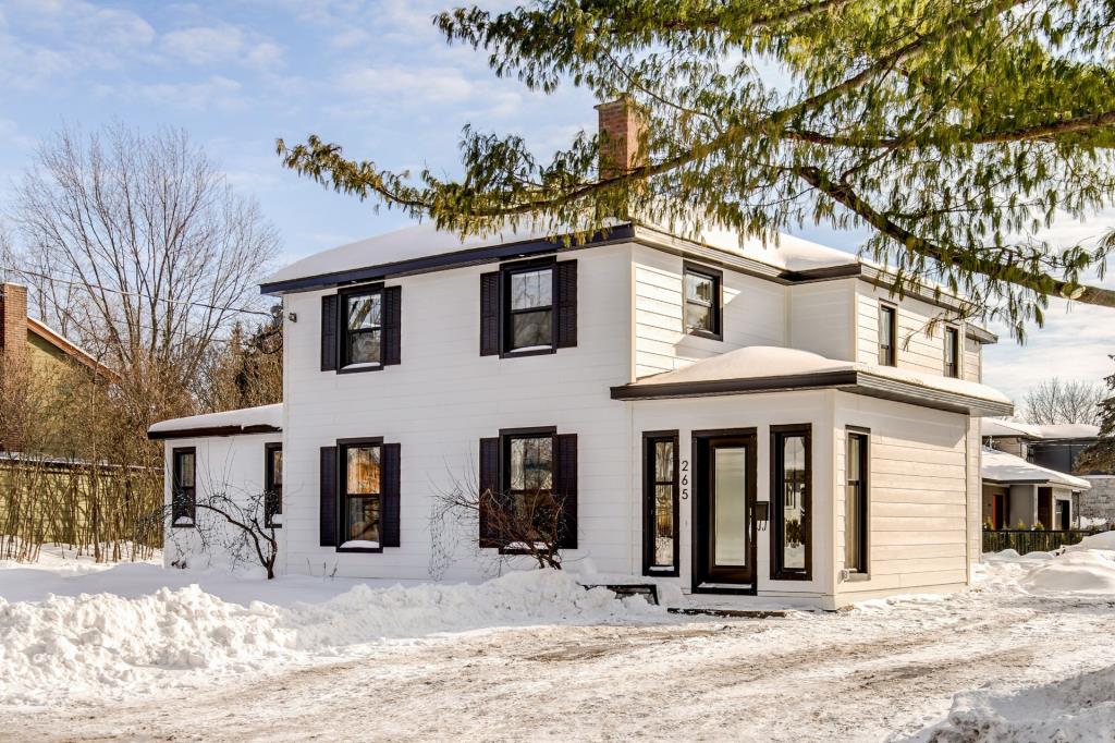 Magnifique cottage de 1937 rénové au goût du jour et aménagé en parfaite maison intergénérationnelle