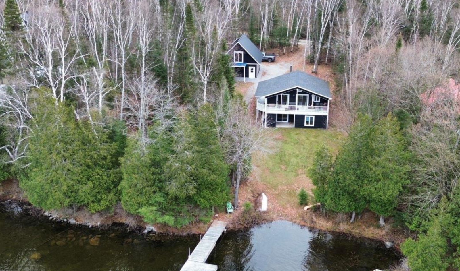 Vendu meublé ! Chaleureux chalet 4 saisons sur le bord d'un lac