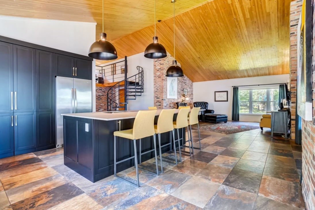 Nouvelle sur le marché! Magnifique demeure riveraine sise sur un terrain de près de 3 acres