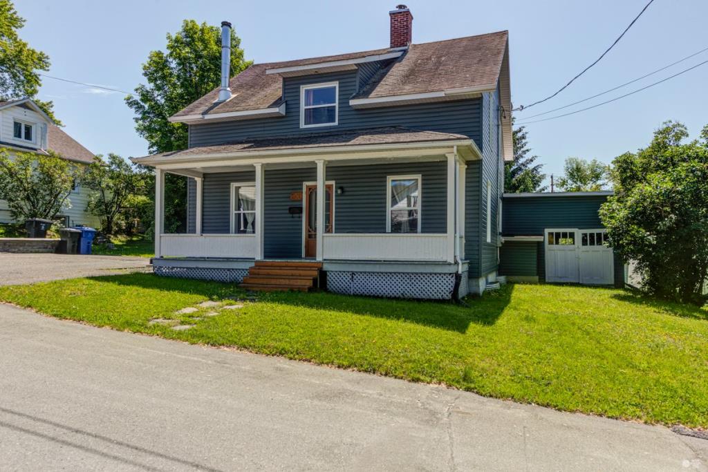 Impeccable, charmante et en plein cœur des services: une maison de 4 chambres à seulement 188 500$!