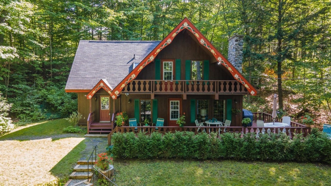 Superbe résidence de style chalet suisse sise sur un terrain privé au bord de l’eau