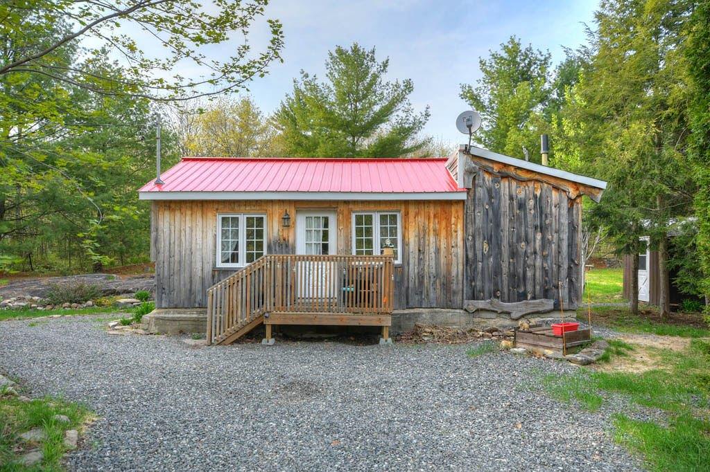 Chaleureux chalet rustique 4 saisons à vendre pour 159 800$
