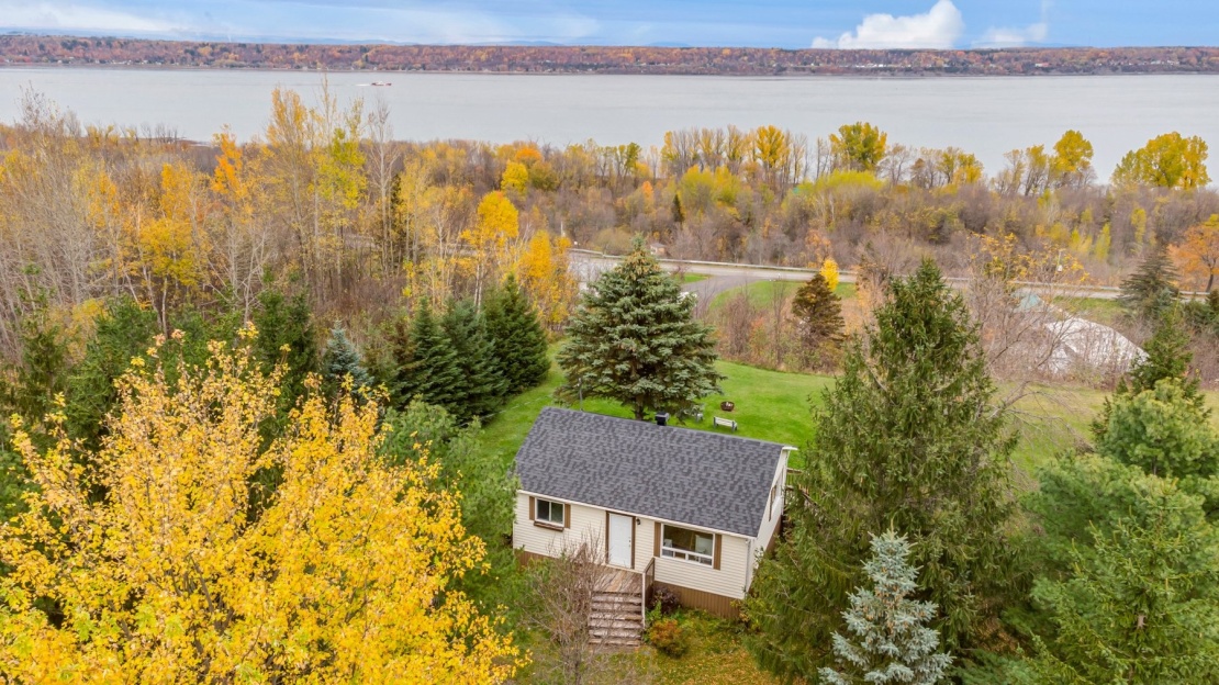 Maison de 249 900 $ sise sur un terrain de 119 580 pi² avec vue sur le fleuve!