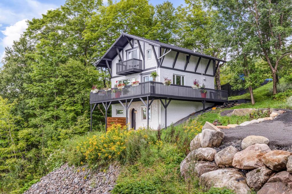 À l'abri des regards! Cottage fraîchement rénové avec vue paradisiaque sur les montagnes