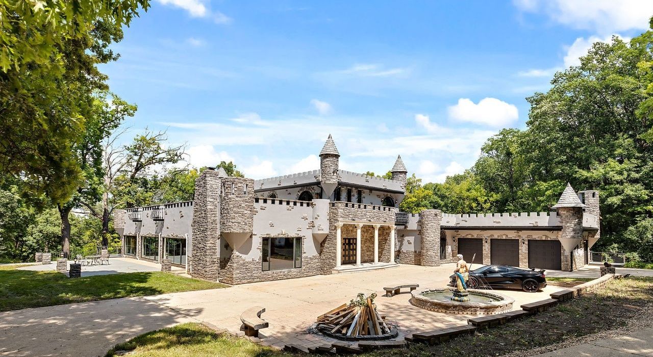 Découvrez cette résidence de 1975 transformée en étrange château moderne