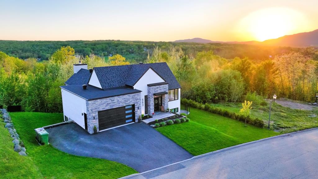 Luxueuse construction moderne avec vues spectaculaires sur les montagnes et la rivière