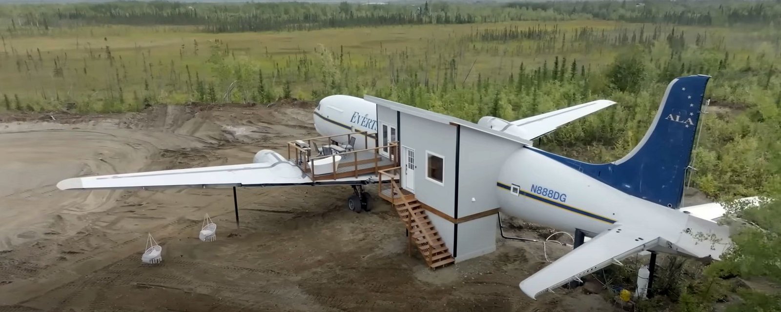 Vieil avion de 1956 métamorphosé en résidence moderne et unique en son genre