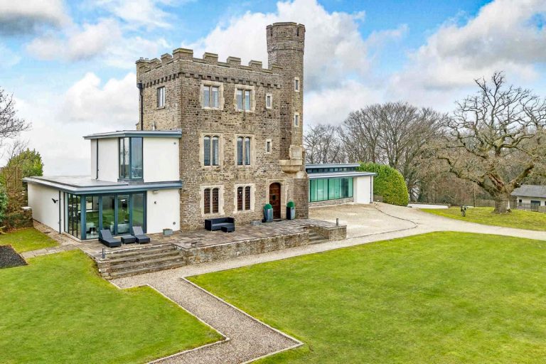 Château atypique offrant un mélange surprenant de deux styles d’architecture 