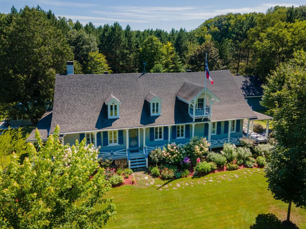 Exceptionnelle demeure avec un authentique cachet d'antan nichée sur un site enchanteur de 505 258 pi²