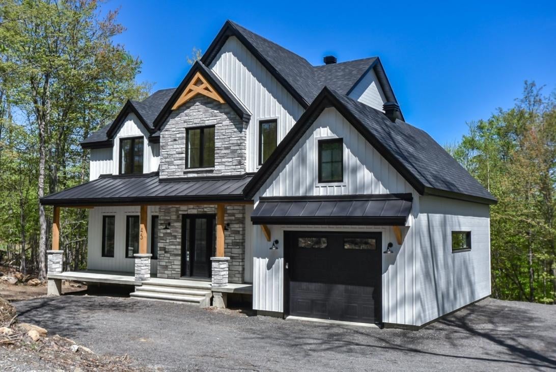 Superbe farmhouse de 5 chambres à coucher sise sur un terrain de plus de 100 000 pieds carrés