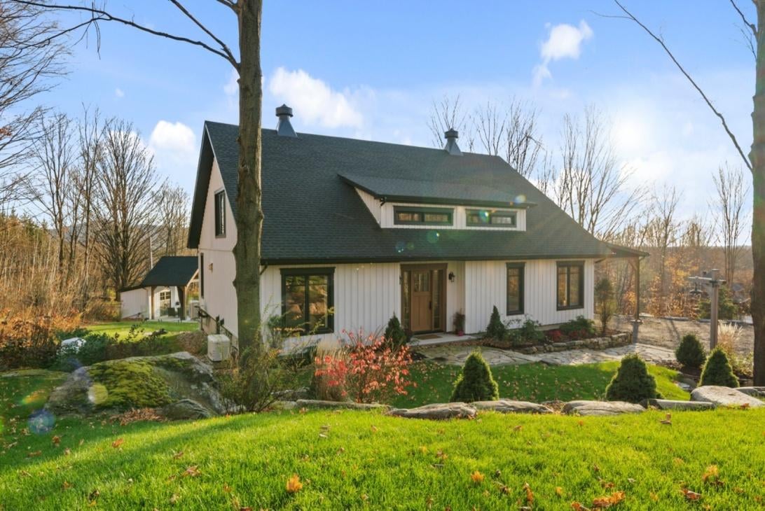 Véritable bijou de style farmhouse moderne situé sur un superbe terrain aménagé de plus de 48 000 pi²