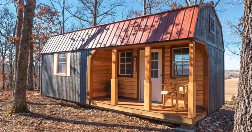 Une famille trouve un ancien hangar abandonné sur sa nouvelle propriété et le transforme en une petite maison confortable