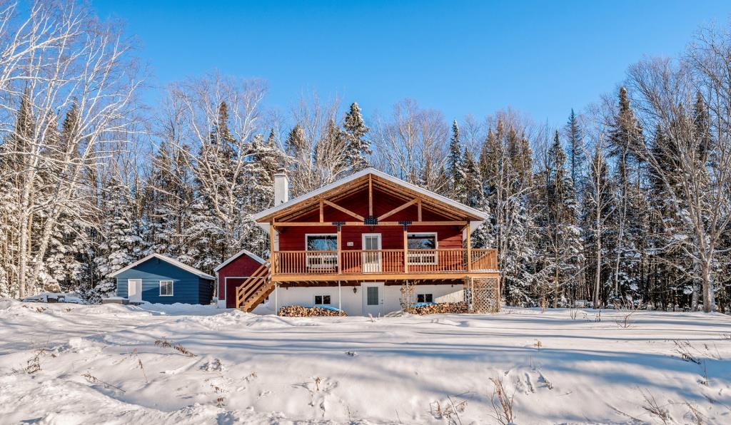 Chaleureuse propriété entourée d'arbres matures à vendre pour 174 500 $