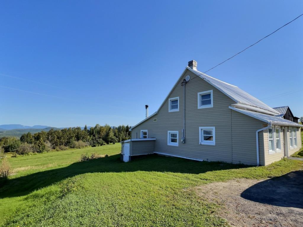 Maisonnette champêtre de 4 chambres à 119 000$ avec d'extraordinaires vues panoramiques sur les montagnes