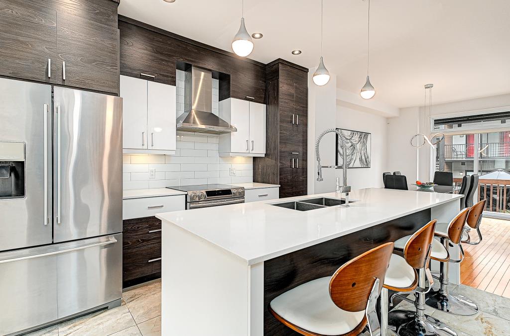 Impeccable maison de ville au décor actuel avec cour parfaite pour profiter de l'été
