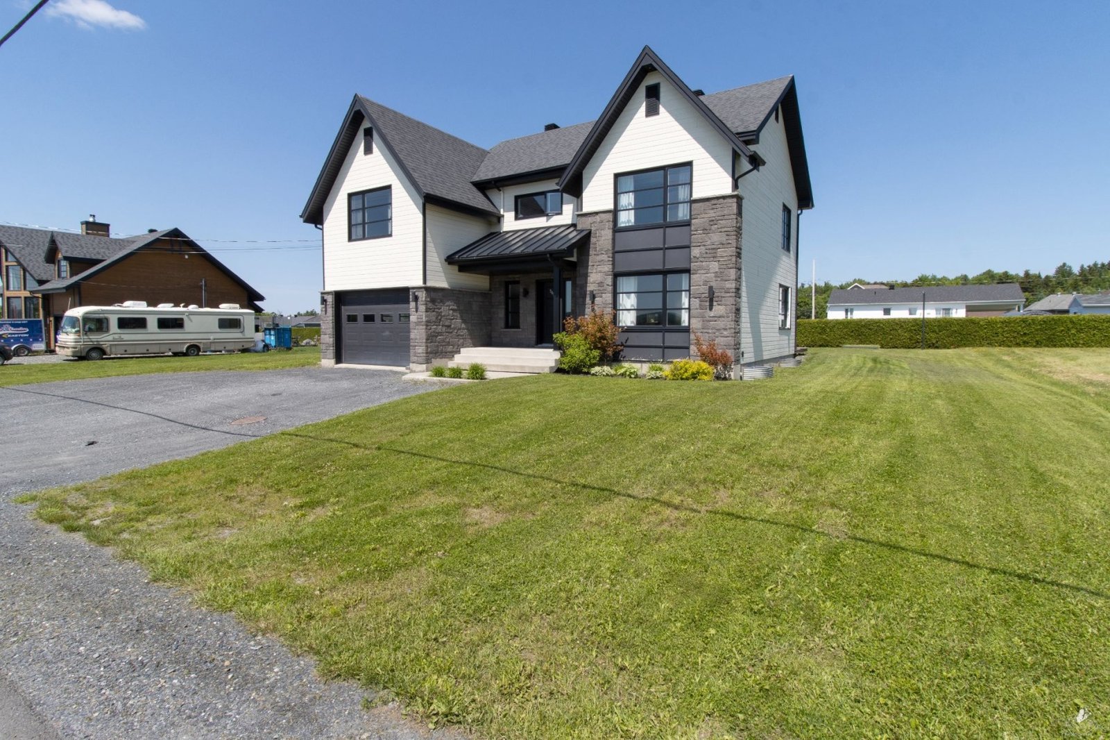 Cette magnifique demeure de 369 000 $ offre 5 chambres à coucher, 2 salles de bain et une salle d'eau