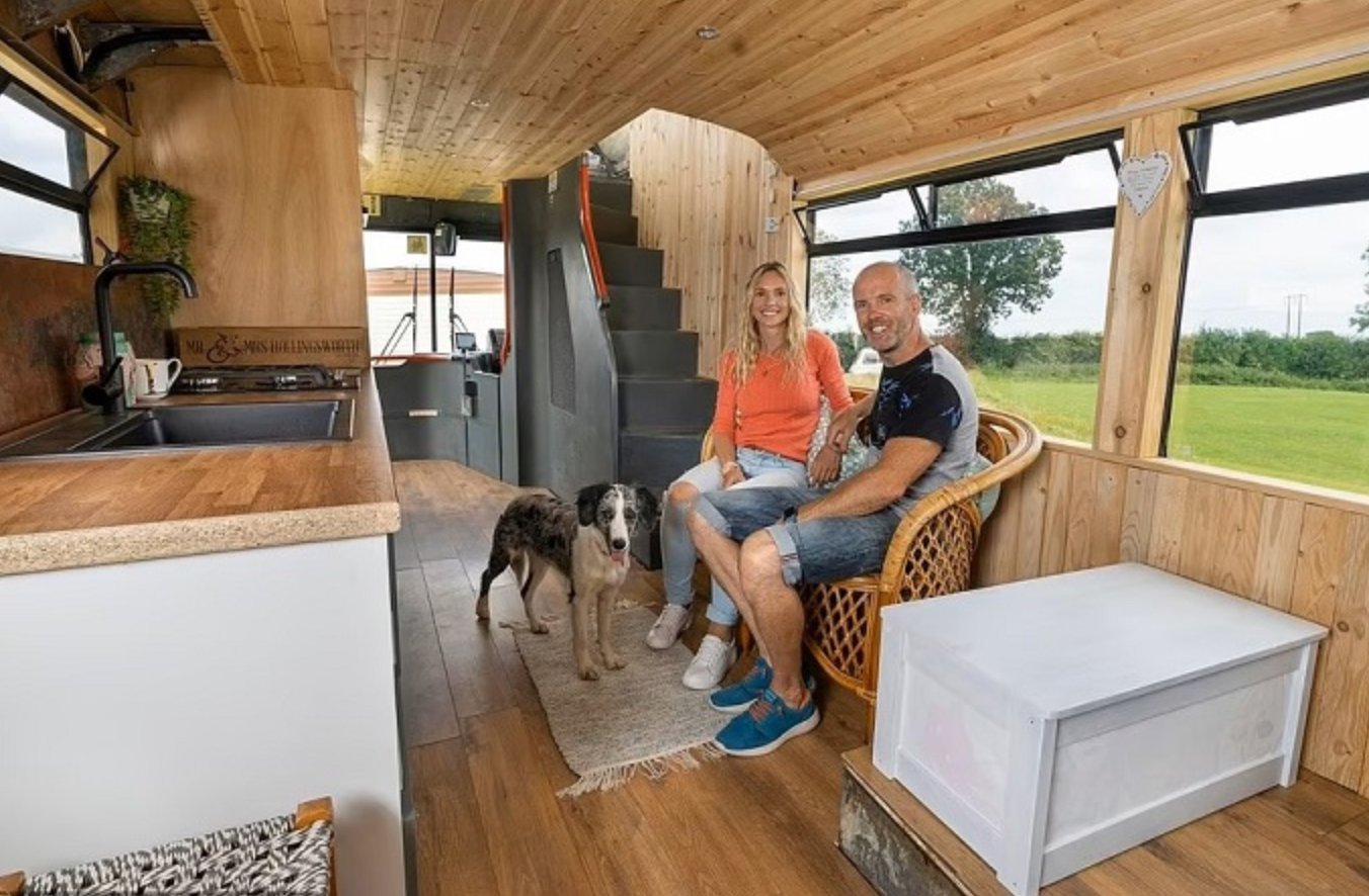 Ce couple a transformé un bus anglais pour environ 28 000 $ afin d’y vivre, travailler et voyager