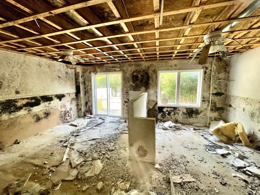 Cette reprise de finance à vendre pour 300 000$ est à visiter à vos risques et périls