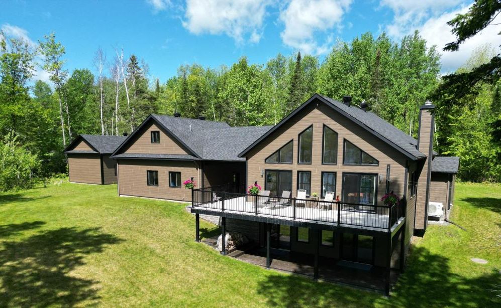 Refuge moderne au bord de l'eau sur un site paradisiaque plus de 90 000 pi²