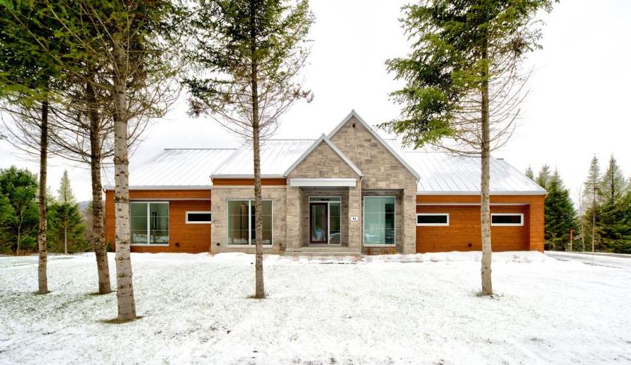 En parfaite symbiose avec la nature! Splendide construction de 2022 adossée à une réserve naturelle des Laurentides