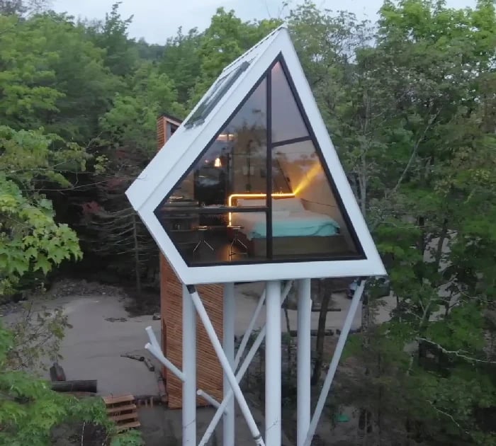 Découvrez cette incroyable petite maison perchée à 40 pieds dans les airs
