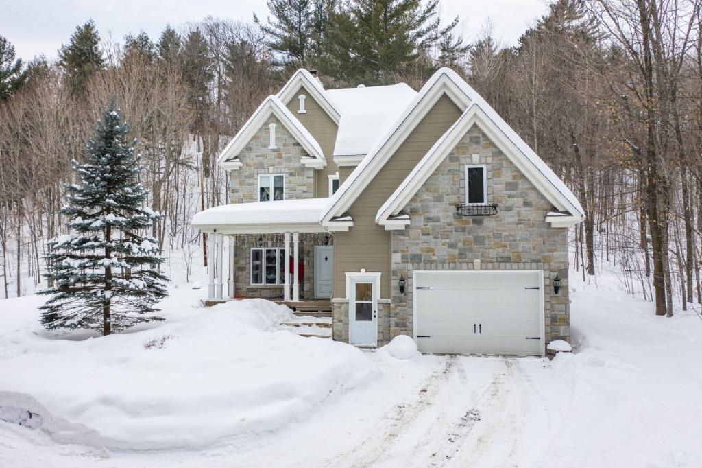 La perle familiale par excellence: cottage clés en main de 18 pièces et son magnifique terrain boisé de 91 734 pi²
