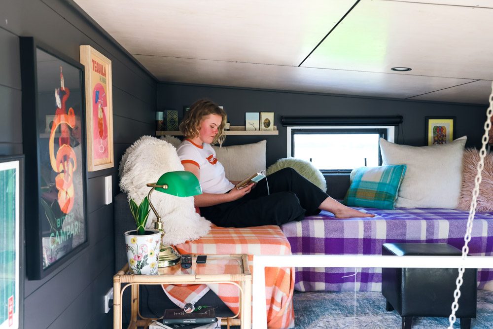 Cette jeune femme habite une mignonne petite maison sur une ferme surplombant la mer