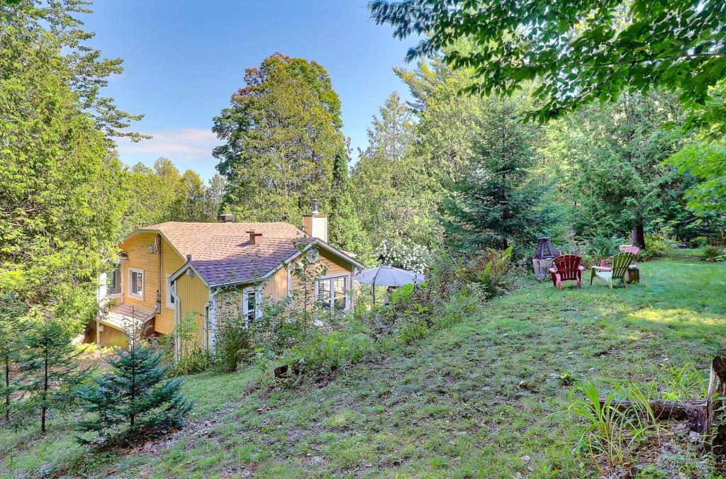 Chaleureusement unique! Refuge érigé en montagne parmi les arbres à vendre pour 310 000$