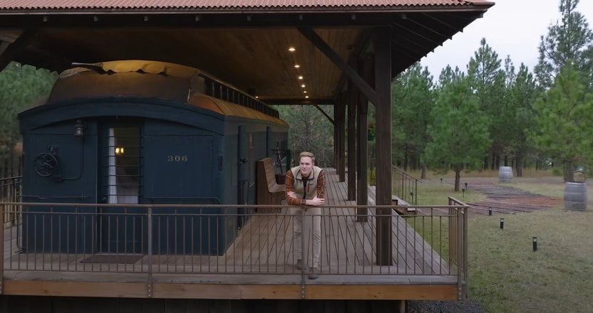 Une famille achète un vieux wagon de train de 115 ans et le transforme en une location Airbnb unique