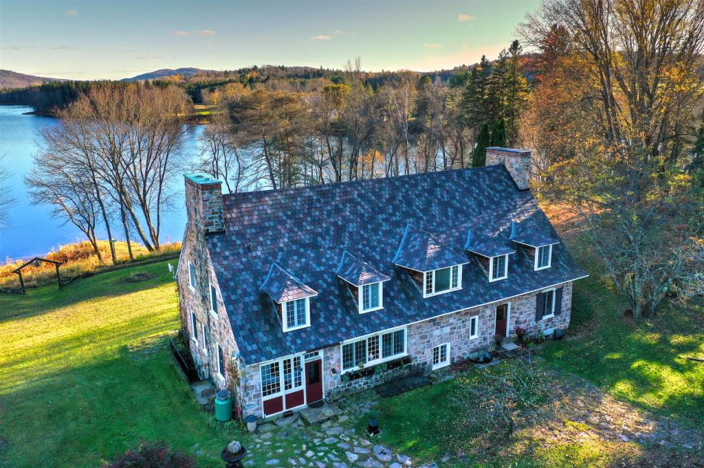 Perle rare en bordure d'un paisible lac sur un terrain de près de 5 acres