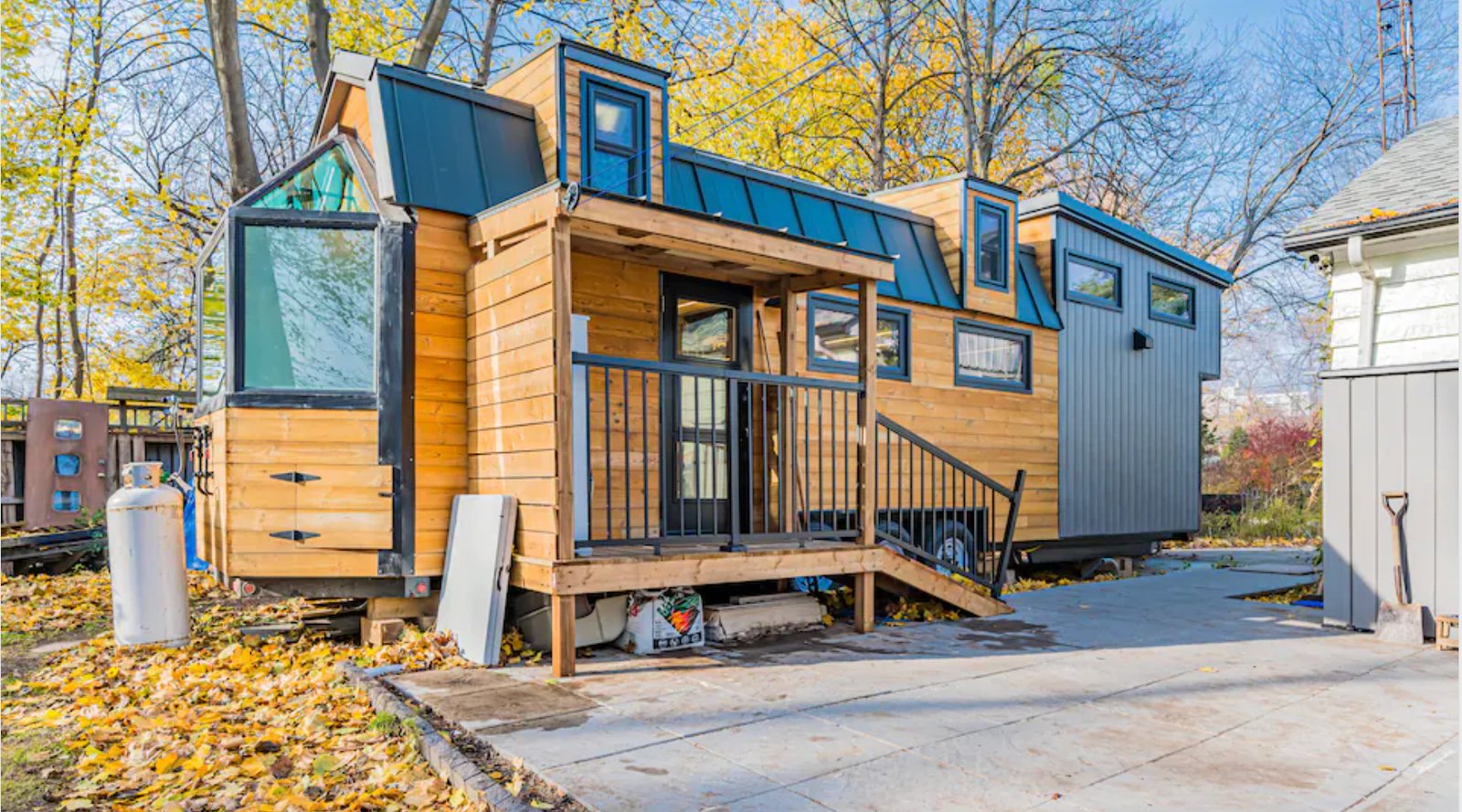 Des gens hébergent leur famille dans des mini-maisons dans la cour pour lutter contre la crise immobilière