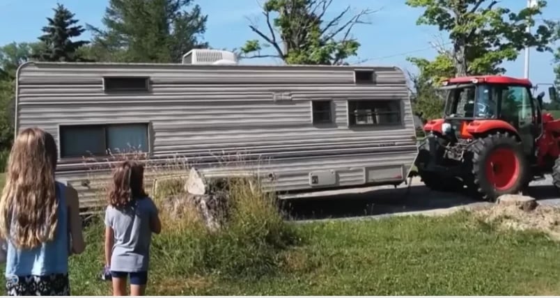 À seulement 11 ans, elle transforme un vieux VR en magnifique maisonnette