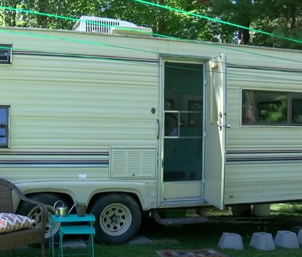 Une jeune fille achète une roulotte de 1988 pour 400 $ et la transforme en une coquette petite maison confortable