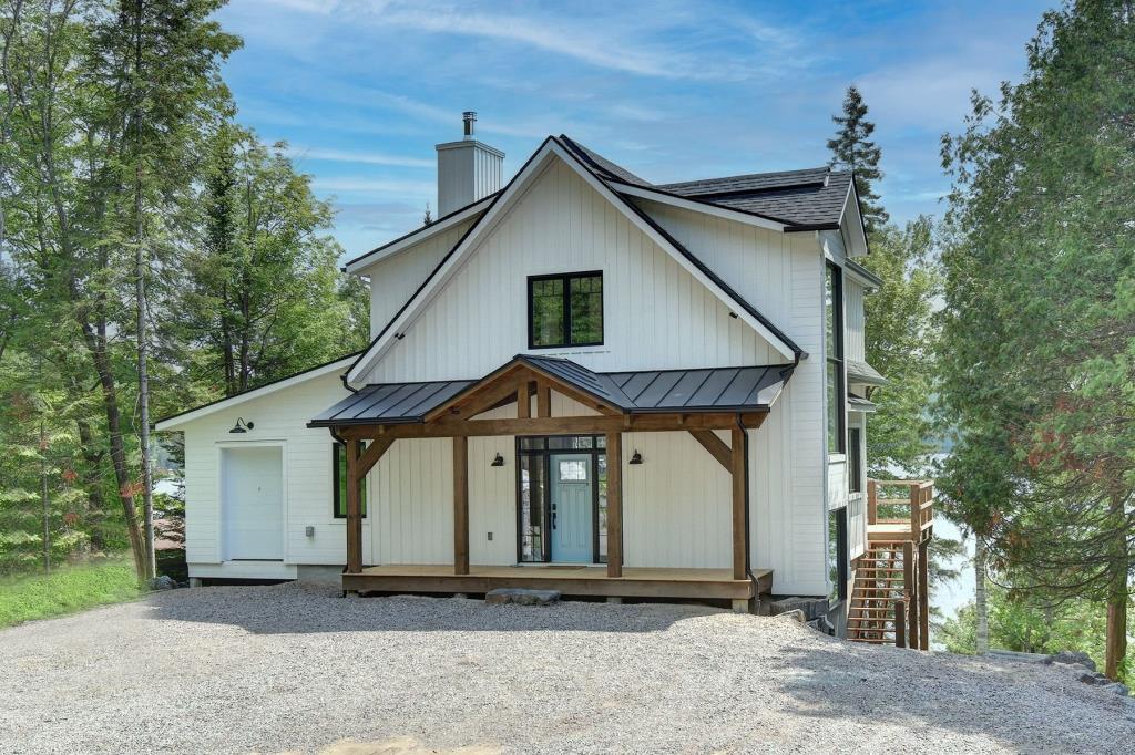 Oasis de paix d'inspiration farmhouse contemporaine meublée et équipée avec un lac en guise de voisin