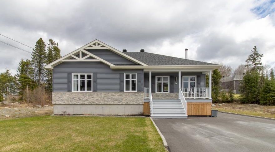 Impeccable plain-pied à 325 000$ parfait pour une famille avec ses 6 chambres et 2 salles de bain