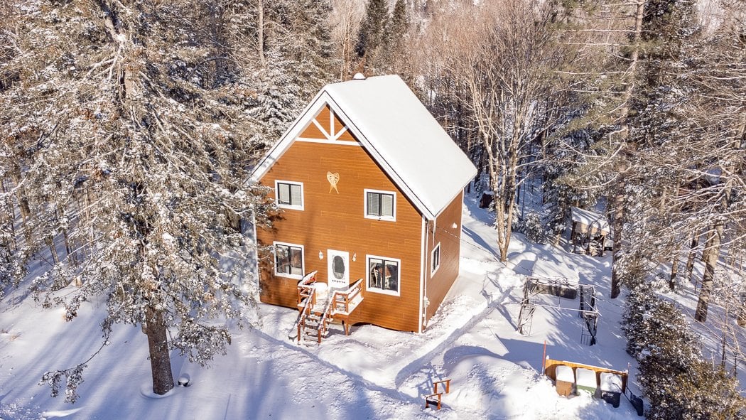 Lumineux gîte au décor rustique-chic situé en pleine nature dans les Laurentides