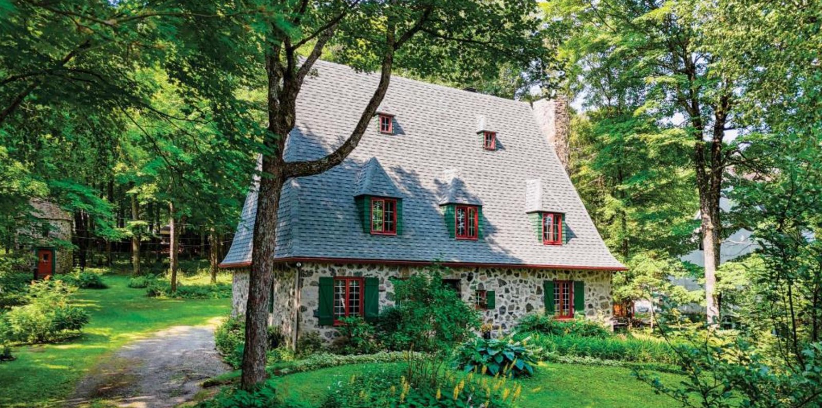 Magnifique maison de pierre qui donne l'impression de vivre dans un conte de fée