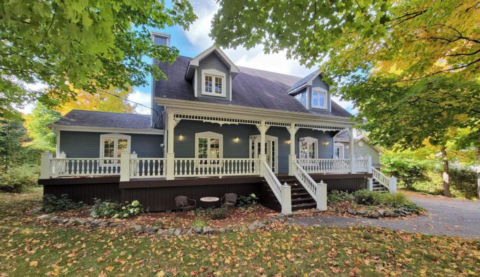 Une lumineuse maison de 4 chambres au cachet champêtre vous attend à moins d'une heure de Montréal