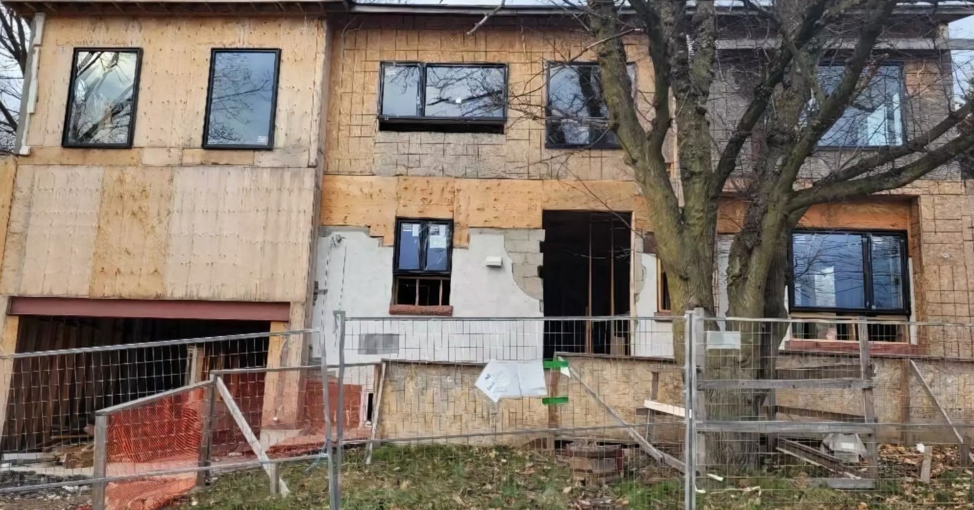 Cette maison inachevée qui n'a même pas de toit est à vendre pour 1.3 millions de dollars